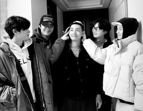 BTS хамтлагийн Ким Тэхёнийг дотнын найзууд нь цэрэгт үдэж өгчээ